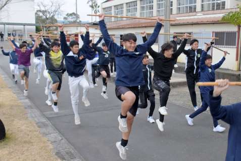〈別カット〉「頴娃トレ」で一緒に体を動かす生徒たち＝南九州市の頴娃高校