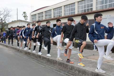 「頴娃トレ」で一緒に体を動かす生徒たち＝南九州市の頴娃高校