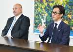 今季の意気込みを語る藤田俊哉スポーツダイレクター（右）＝南日本新聞社