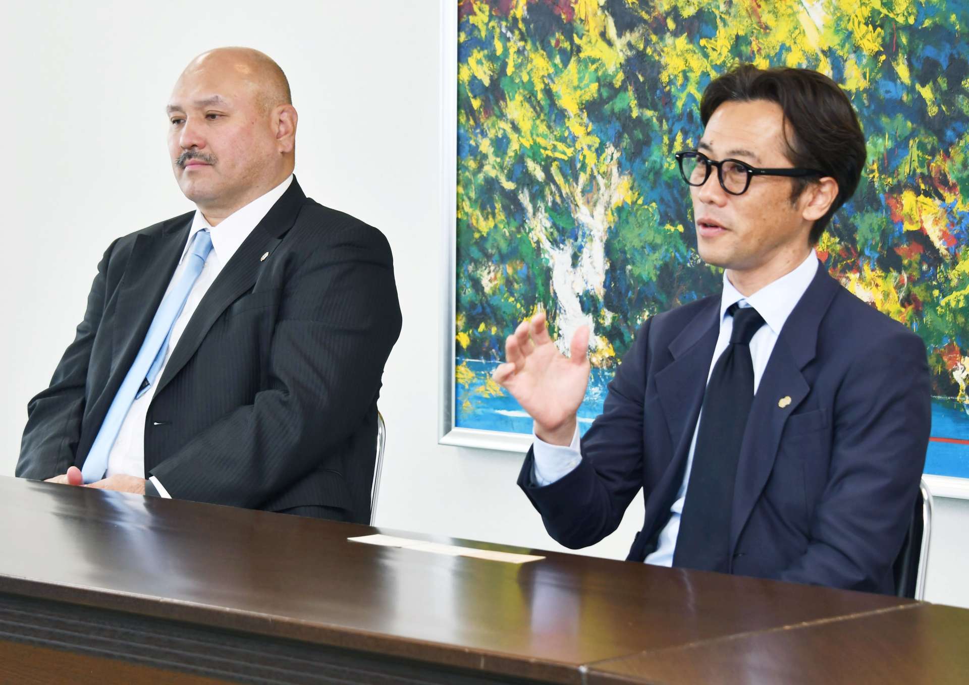 今季の意気込みを語る藤田俊哉スポーツダイレクター（右）＝南日本新聞社