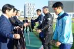 特産品を贈られたジュビロ磐田のジョンハッチンソン監督（右から２人目）＝２０日、鹿児島市の白波スタジアム