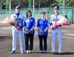 （資料写真）春季キャンプ入りし花束を贈られる横浜ＤｅＮＡの選手ら＝２０２４年２月１日、奄美市名瀬の奄美川商球場