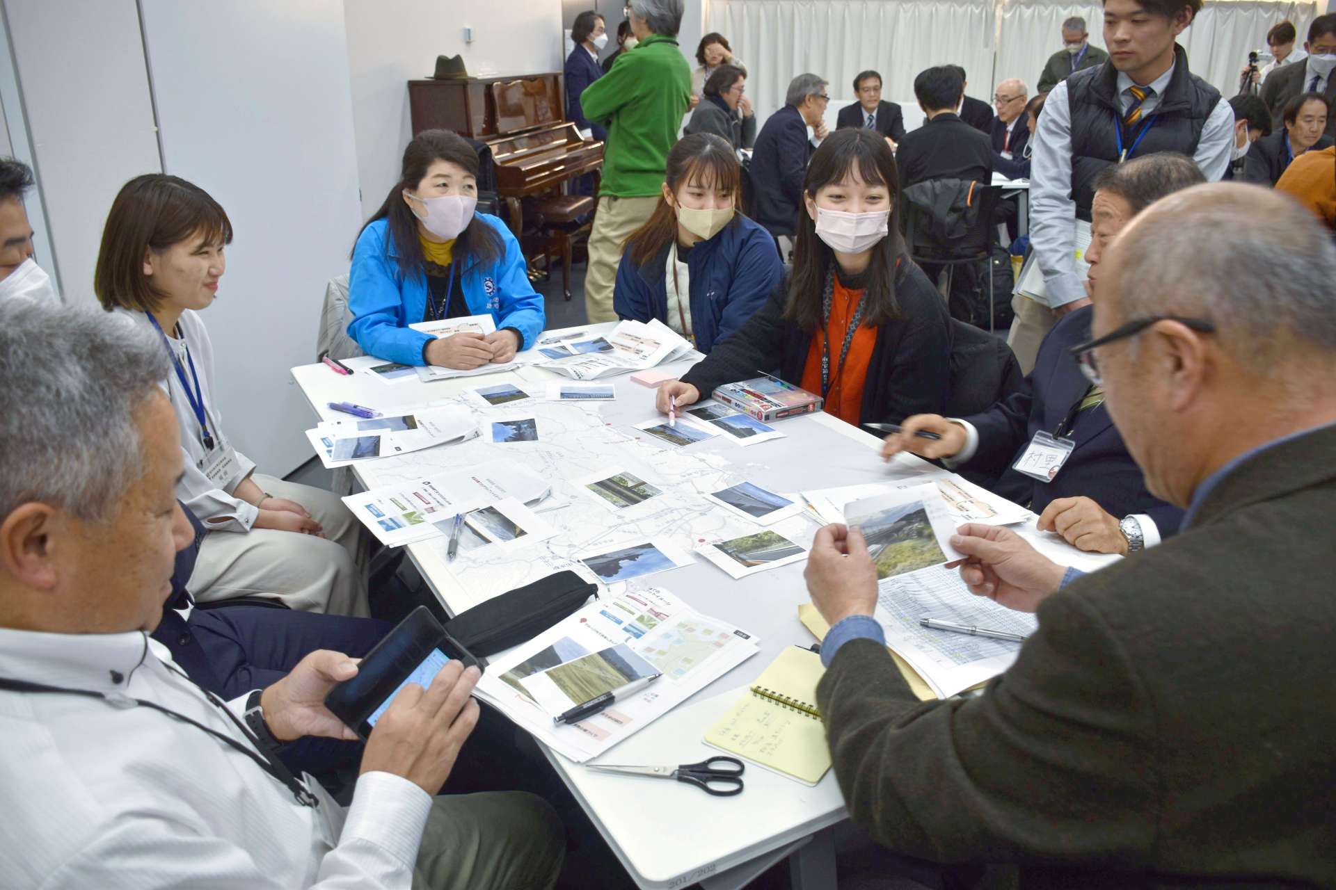 撮影した写真を整理し、意見交換する参加者＝薩摩川内市のＳＳプラザせんだい