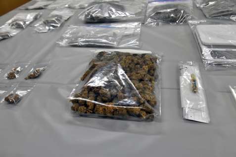 〈別カット〉押収された乾燥大麻や計量器具＝２８日、鹿屋市寿３丁目の鹿屋警察署