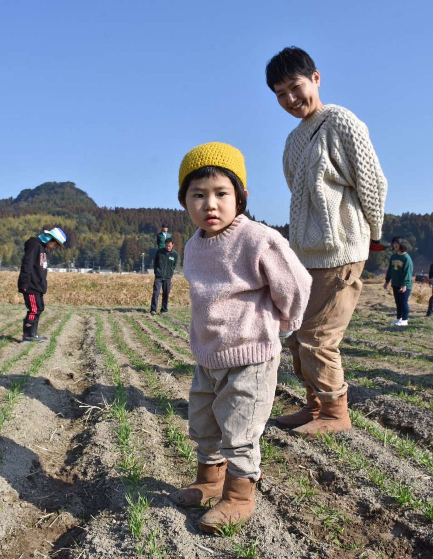 麦を踏む子ども＝姶良市蒲生