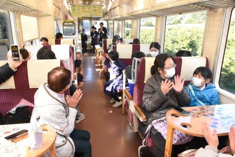 ツルに関するクイズを楽しむ参加者＝２６日、熊本県津奈木町