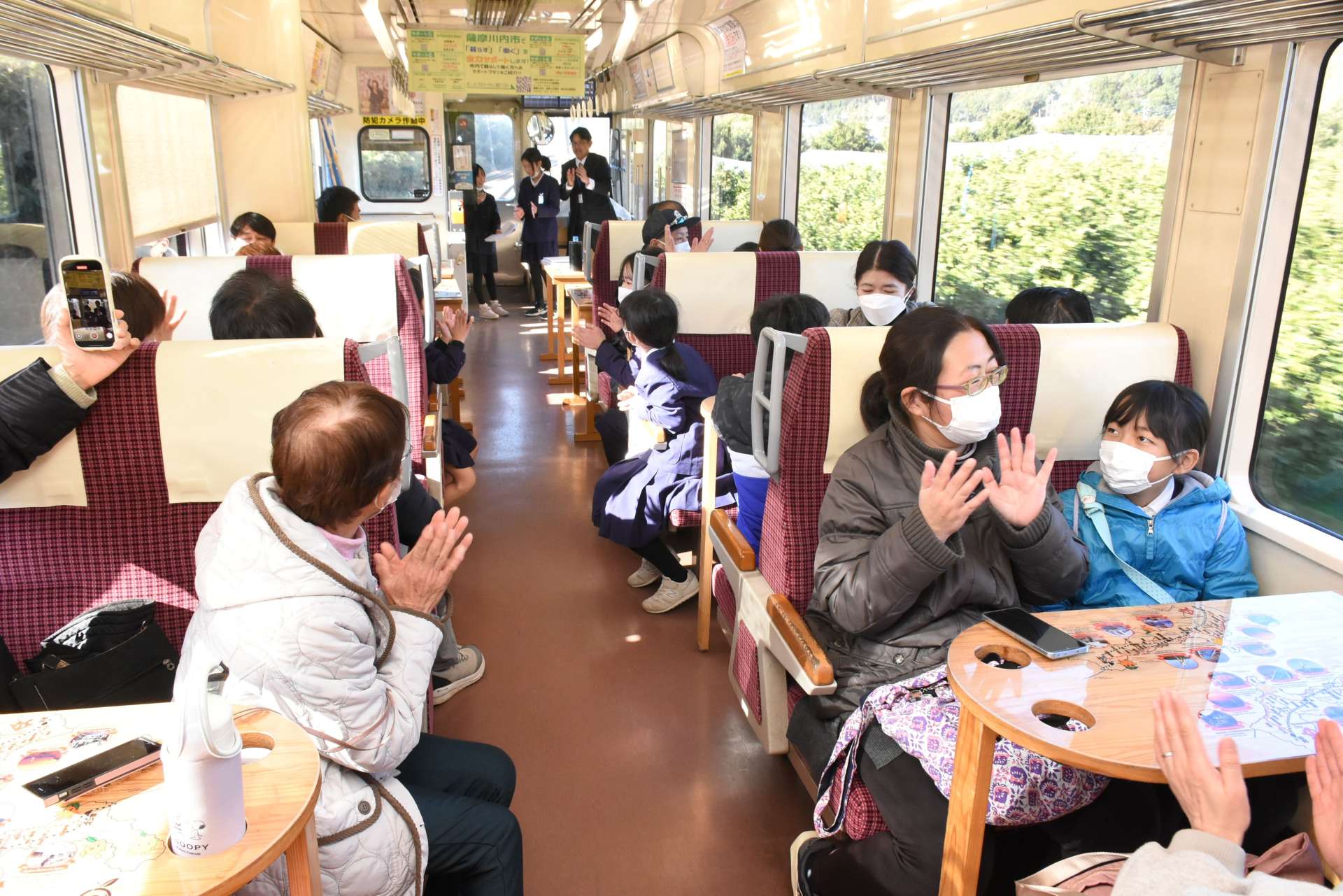 ツルに関するクイズを楽しむ参加者＝２６日、熊本県津奈木町