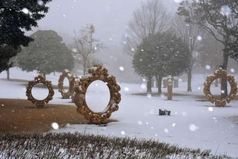 降りしきる雪で銀世界となった霧島アートの森＝２８日午後０時半ごろ、湧水町木場