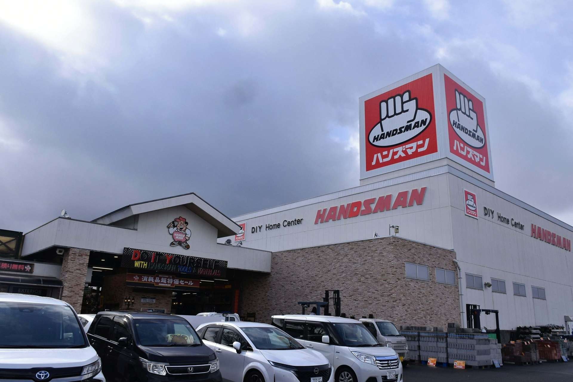 〈関連〉強盗事件が発生したハンズマン国分店＝２９日午前１０時１５分ごろ、霧島市国分府中町