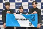 応援タオルのロゴを考案した川内商工高校の岩淵天さん（中央）と、選手の西手新陽さん（左）、上野泰岳さん＝薩摩川内市の同校