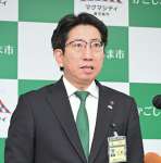 定例会見で桜島フェリーの深夜帯運航停止を発表する下鶴隆央鹿児島市長＝２９日、市役所