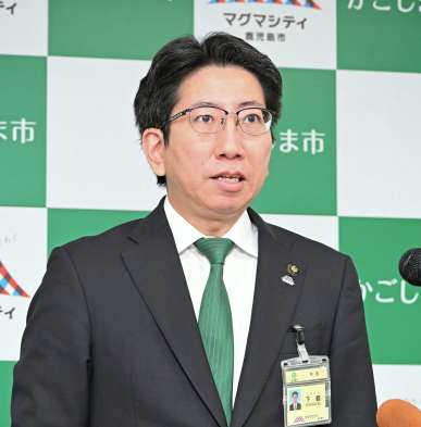 定例会見で桜島フェリーの深夜帯運航停止を発表する下鶴隆央鹿児島市長＝２９日、市役所
