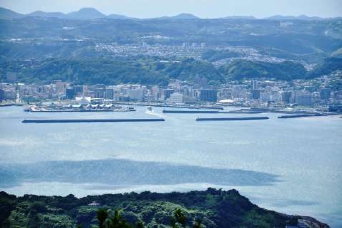 鹿児島市街地が見える鹿児島（錦江）湾＝鹿児島市桜島小池町の湯之平展望所