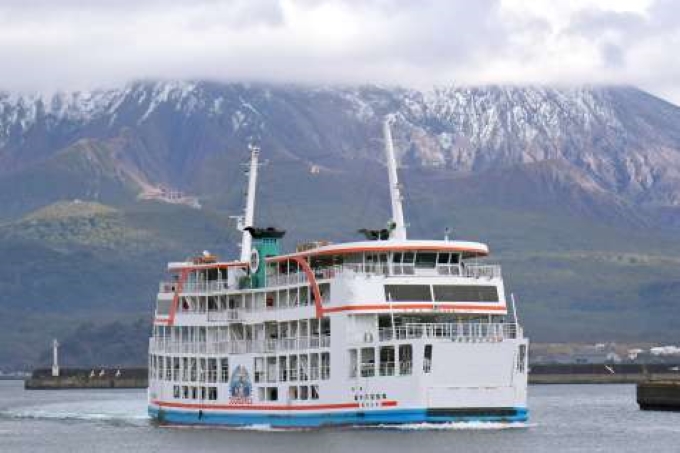 １０月から深夜帯の運航を停止する桜島フェリー＝２９日午後２時３８分、、鹿児島市の鹿児島港桜島フェリーターミナル