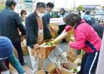 企業などから提供された食材を仕分けする子ども食堂運営者ら＝２３日、鹿児島市卸本町