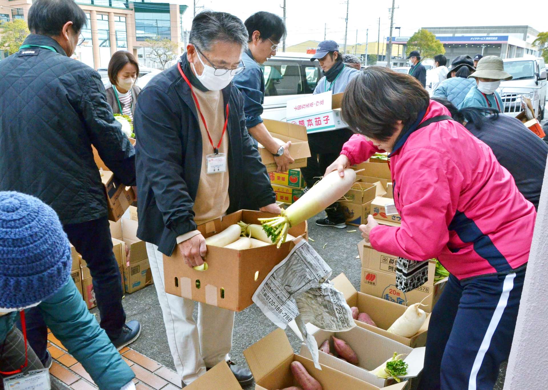 企業などから提供された食材を仕分けする子ども食堂運営者ら＝２３日、鹿児島市卸本町