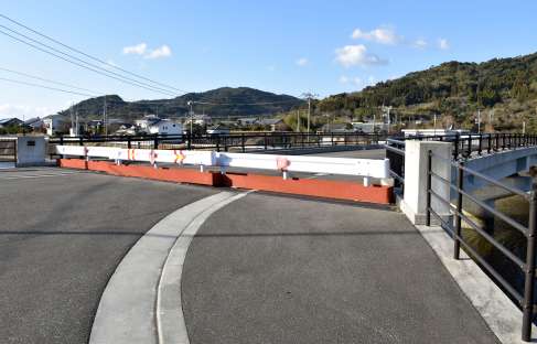 市道とつながる左岸側。ガードレールで封鎖されている＝いちき串木野市東塩田町
