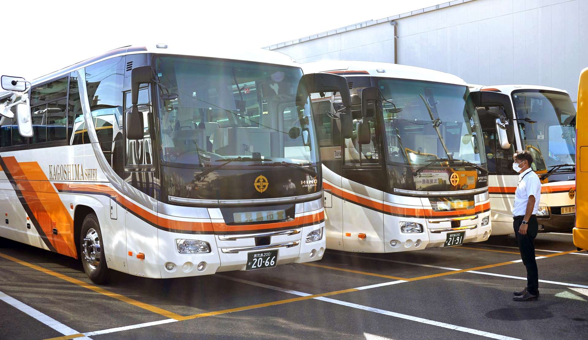鹿児島市交通局の貸し切りバス事業で使われている車両＝同市新栄町