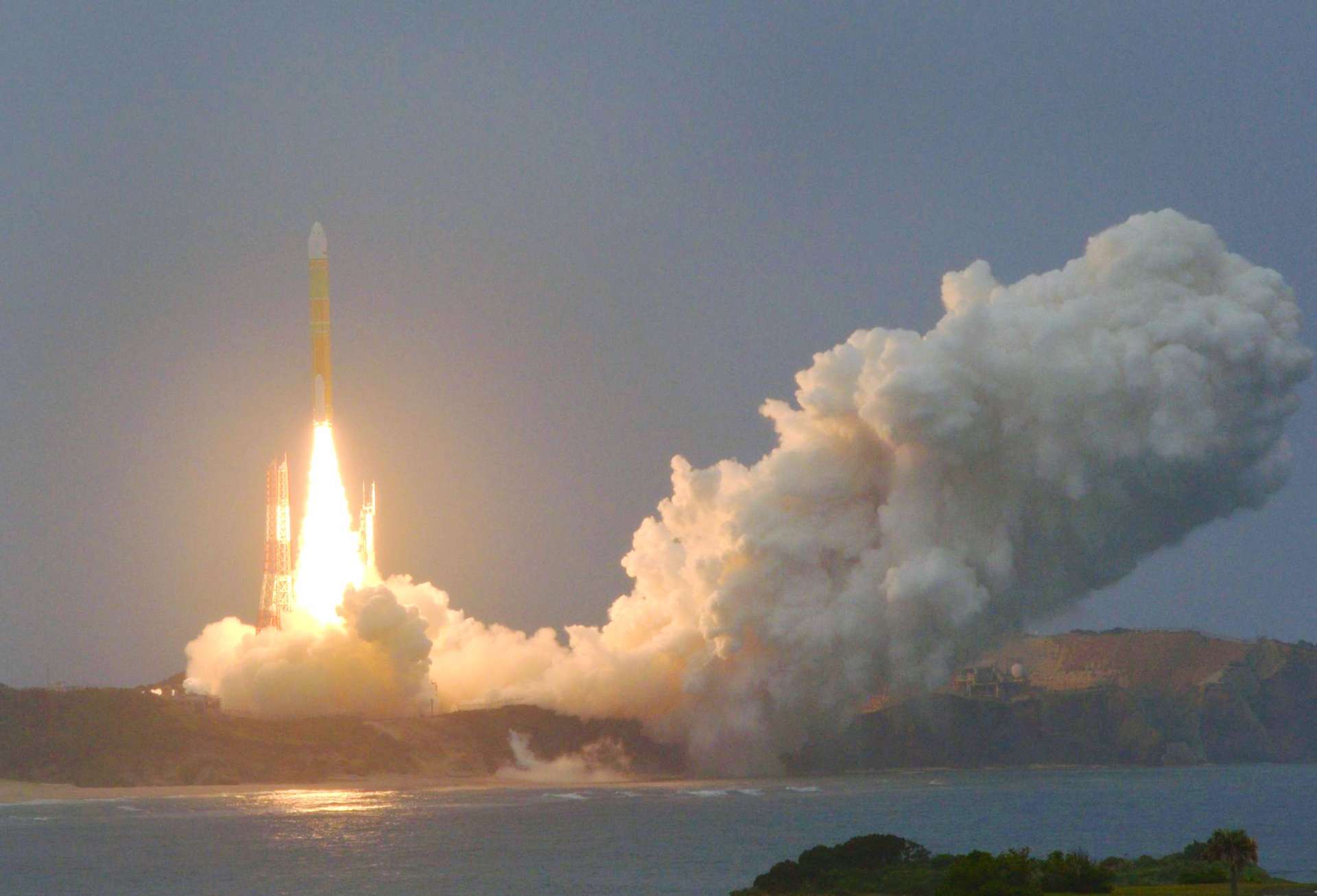 〈資料写真〉２０２４年１１月４日、ごう音とともに上昇するＨ３ロケット４号機＝南種子町の種子島宇宙センター