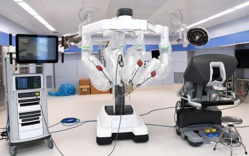 体に負担が少ない手術ができる支援ロボット「ダビンチ」＝霧島市隼人町松永