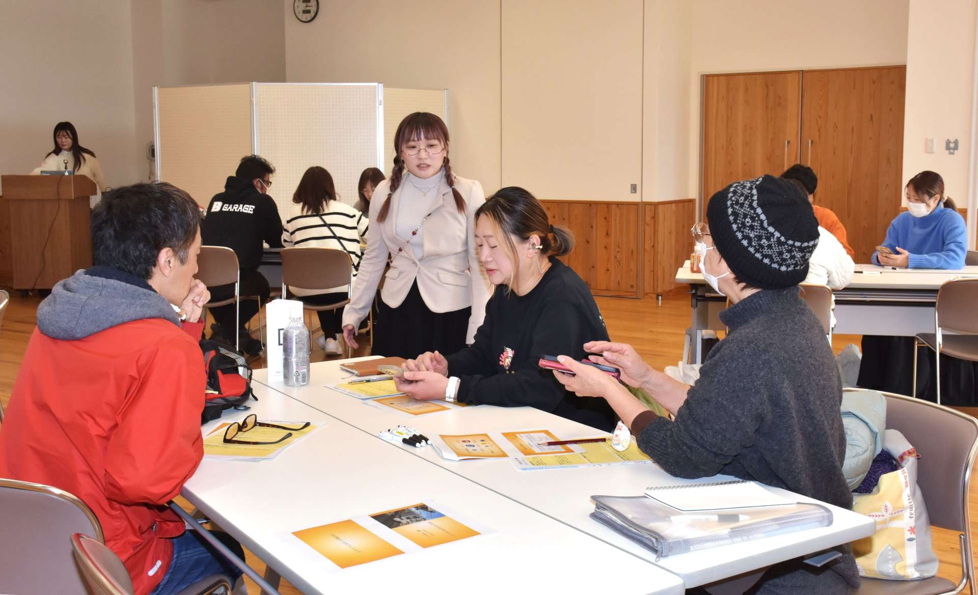 おれんじ鉄道沿線をＰＲする投稿づくりを学ぶ受講者ら＝出水市役所