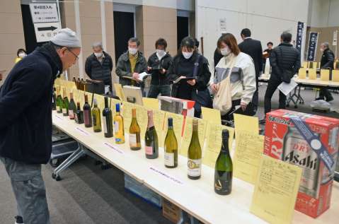 合同公売会で品定めする来場者＝３０日、鹿児島市のカクイックス交流センター