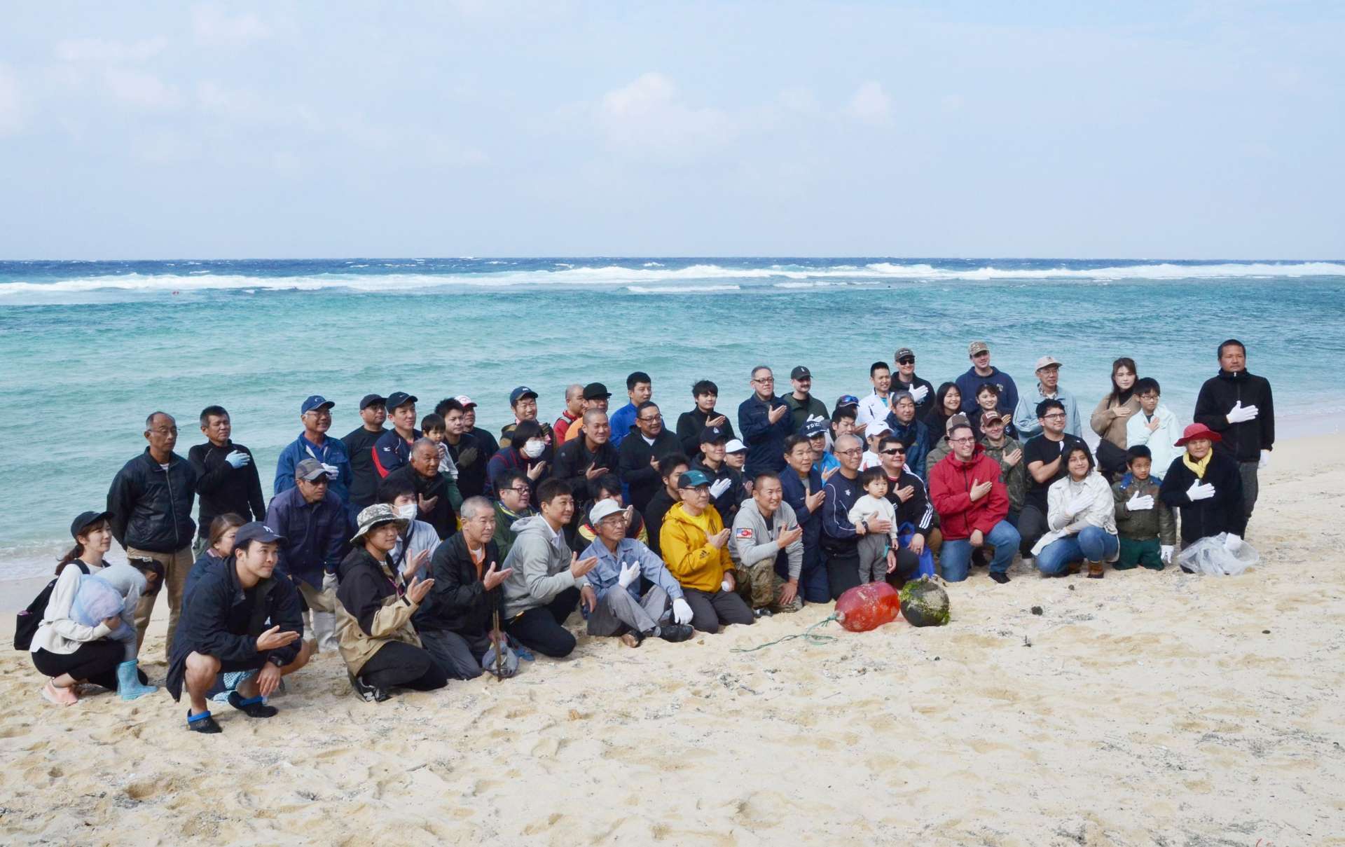 海岸清掃を通して親睦を深めた米軍と地元住民＝知名町の沖泊海浜公園