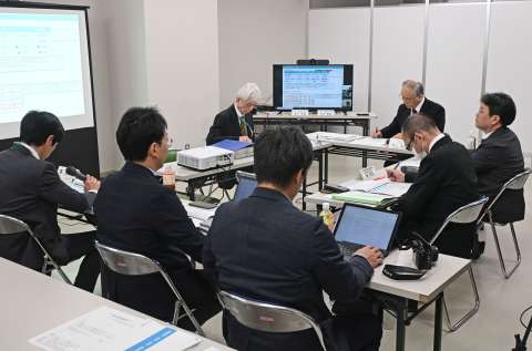 「チョイソコかごしま」実証実験の速報値を確認する委員ら＝３０日、鹿児島市役所