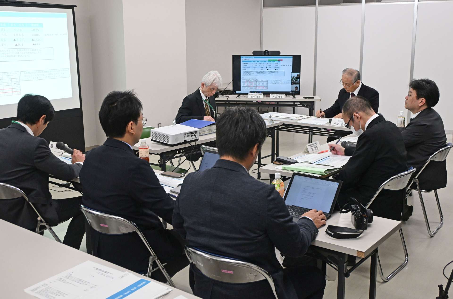 「チョイソコかごしま」実証実験の速報値を確認する委員ら＝３０日、鹿児島市役所