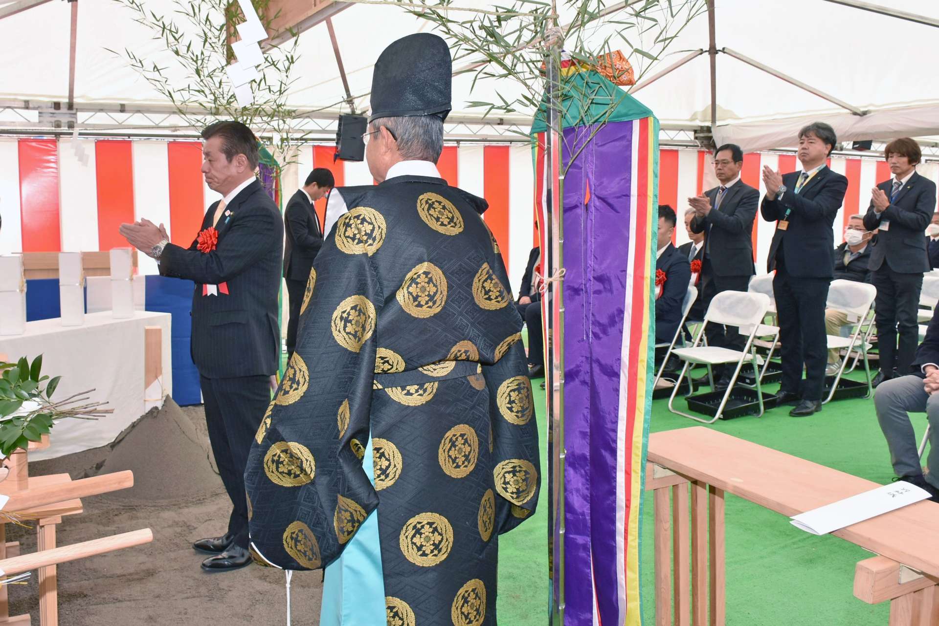 新庁舎建設・大口ふれあいセンター改修工事の安全祈願祭で神事を行う関係者＝２９日、伊佐市大口里