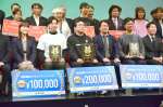 大賞を受賞した吉松良平さん（中央）ら＝鹿児島市中央町