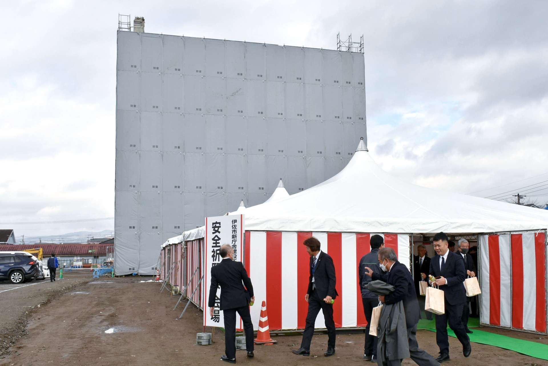 新庁舎建設と大口ふれあいセンター（奥）改修工事の安全祈願祭＝２９日、伊佐市大口里