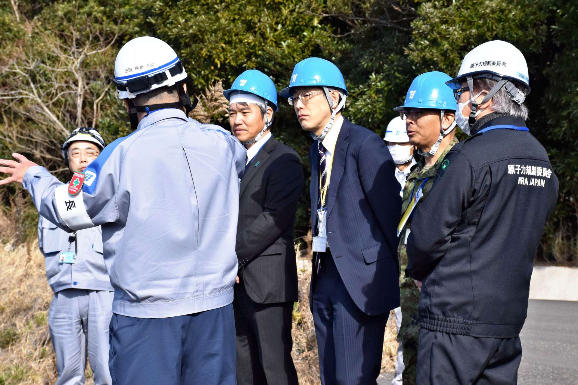 川内原発の担当者から説明を受ける鹿児島県警の岩瀬聡本部長（中央）ら＝３０日、薩摩川内市の川内原発