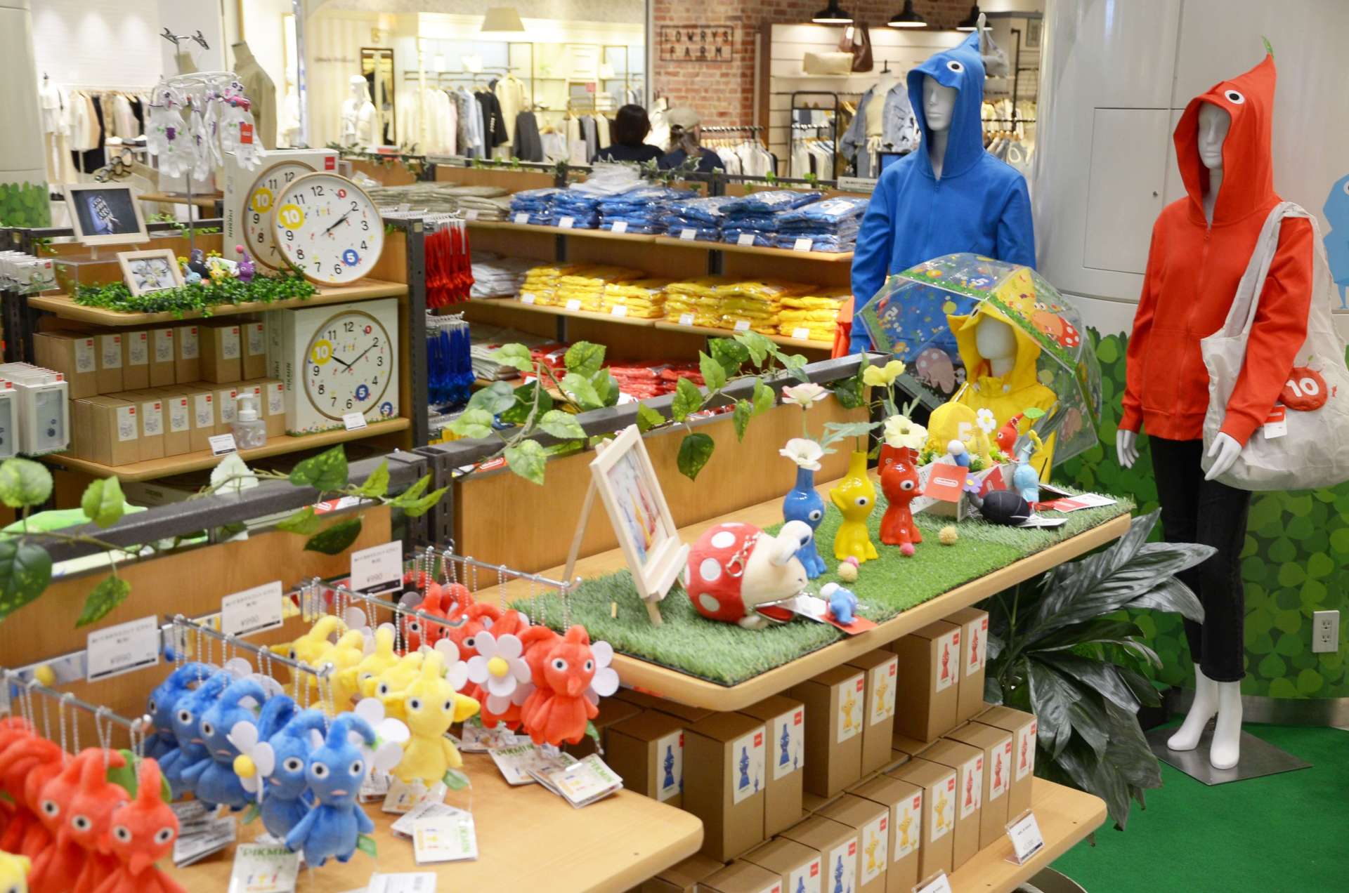 ピクミングッズが並ぶ会場＝３１日、鹿児島市のアミュプラザ鹿児島