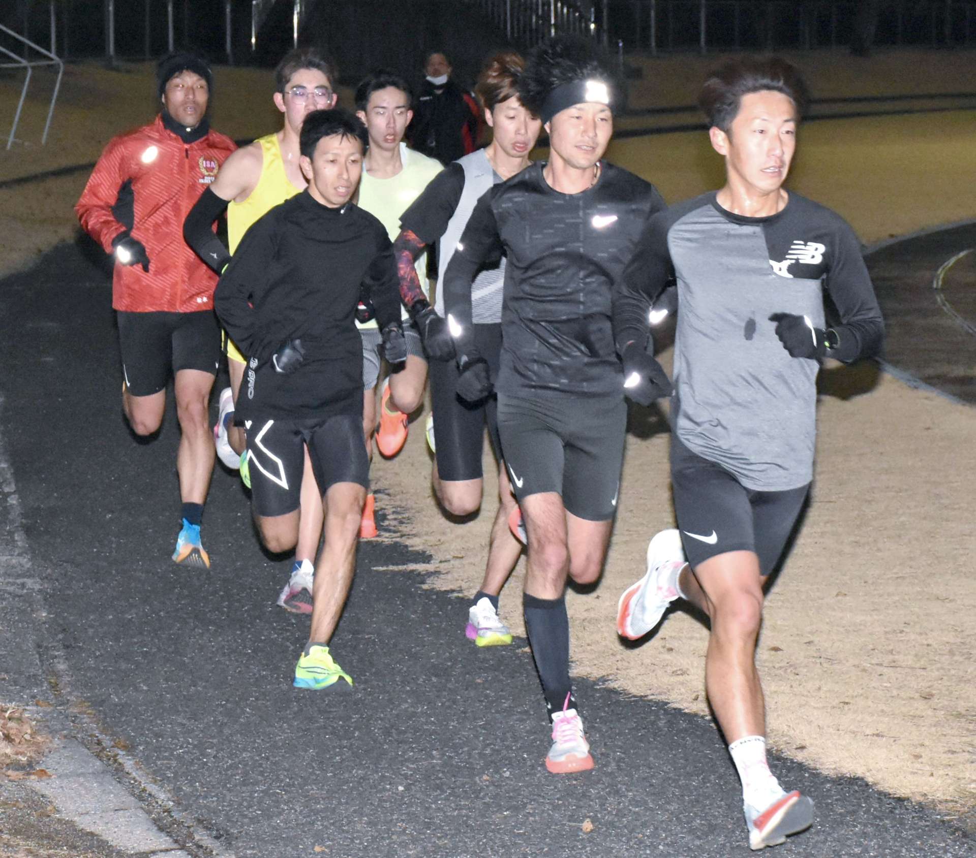 ３キロ走で快走する選手＝３０日夜、伊佐市陸上競技場