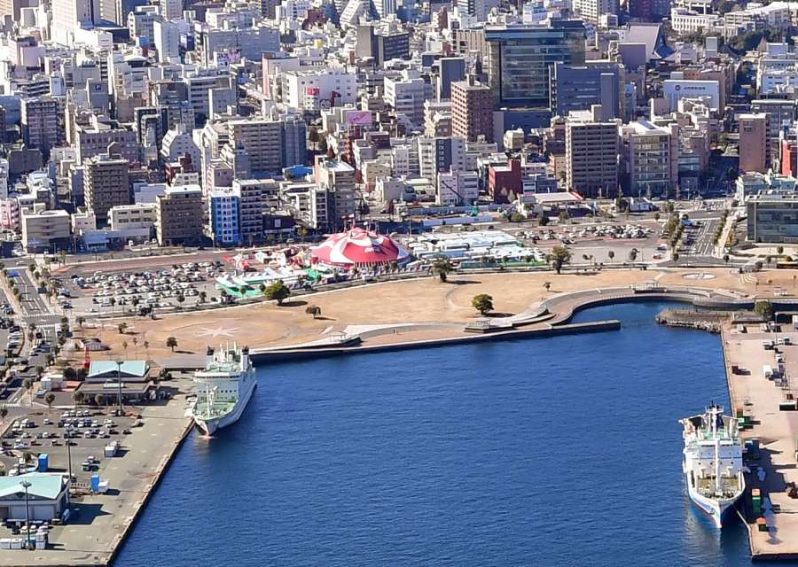新総合体育館建設予定地のドルフィンポート跡地。現在、サーカス会場となっている＝１月１０日