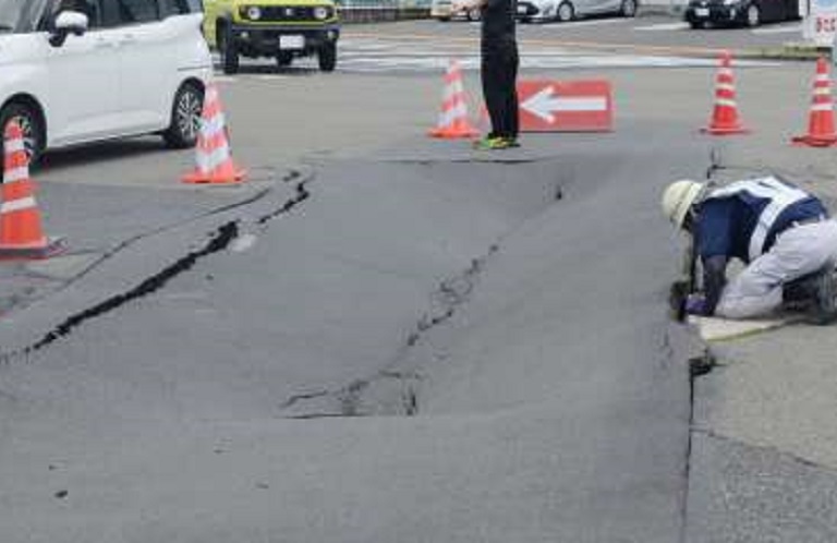 〈イメージ写真〉陥没した道路（記事とは関係ありません）