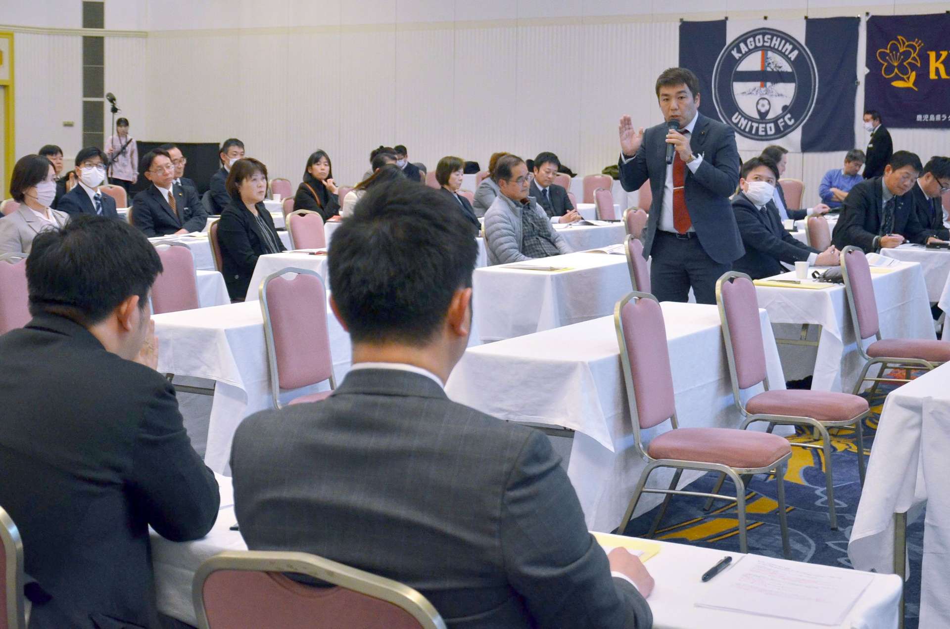 サッカースタジアム整備に関する勉強会で質問する鹿児島県議ら＝３１日、鹿児島市の鹿児島サンロイヤルホテル