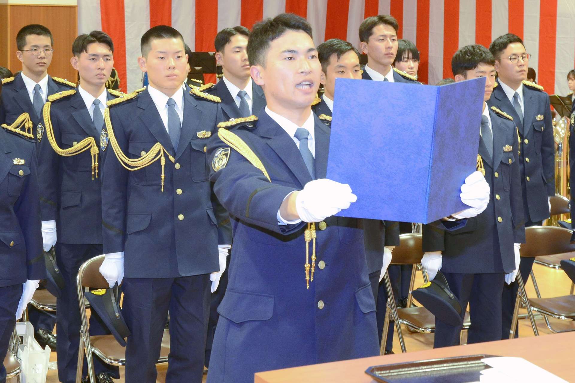 謝辞を述べる総代の橋口哲平巡査＝３１日、姶良市の県警察学校