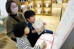ＳＤＧｓに関するクイズに挑戦する家族連れ＝薩摩川内市のセンノオト