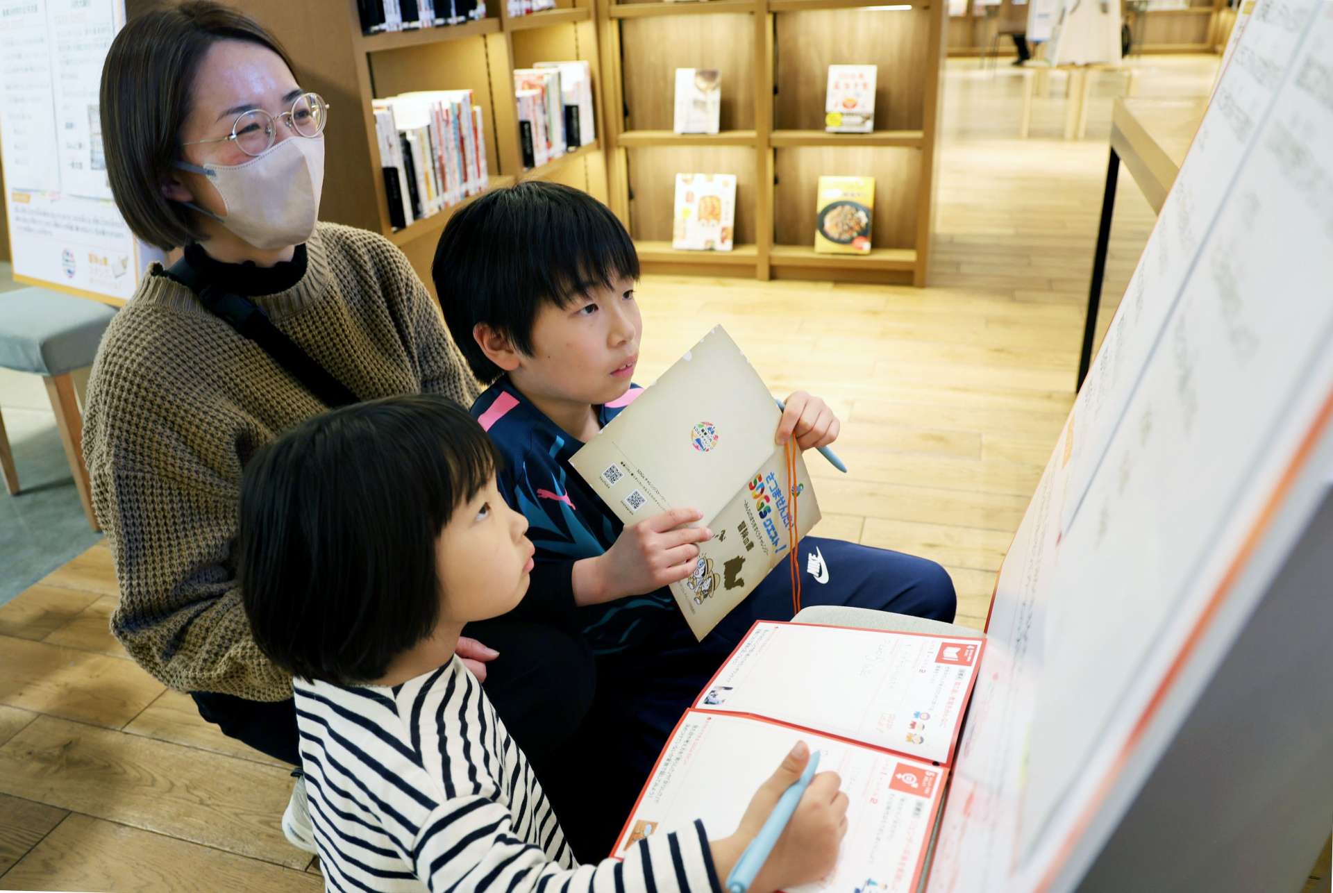 ＳＤＧｓに関するクイズに挑戦する家族連れ＝薩摩川内市のセンノオト