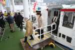 体験試乗会を終え、なんきゅう８号を下船する乗客＝１日、鹿屋市の鹿屋港