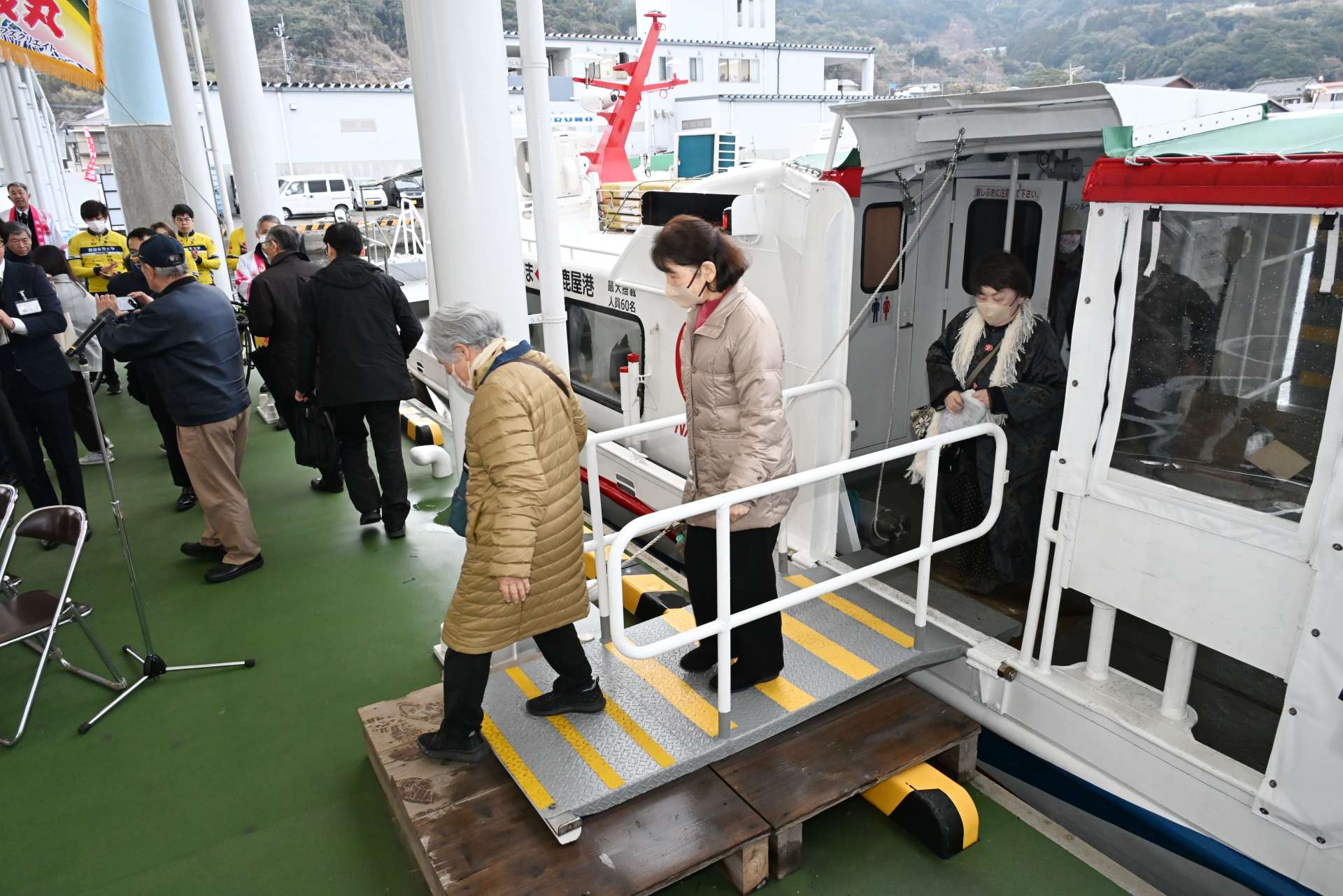 体験試乗会を終え、なんきゅう８号を下船する乗客＝１日、鹿屋市の鹿屋港