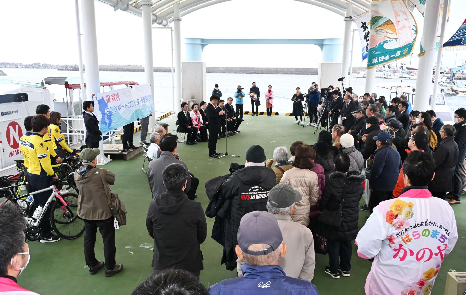 定期船なんきゅうの就航記念式典に参加する関係者＝１日、鹿屋市の鹿屋港