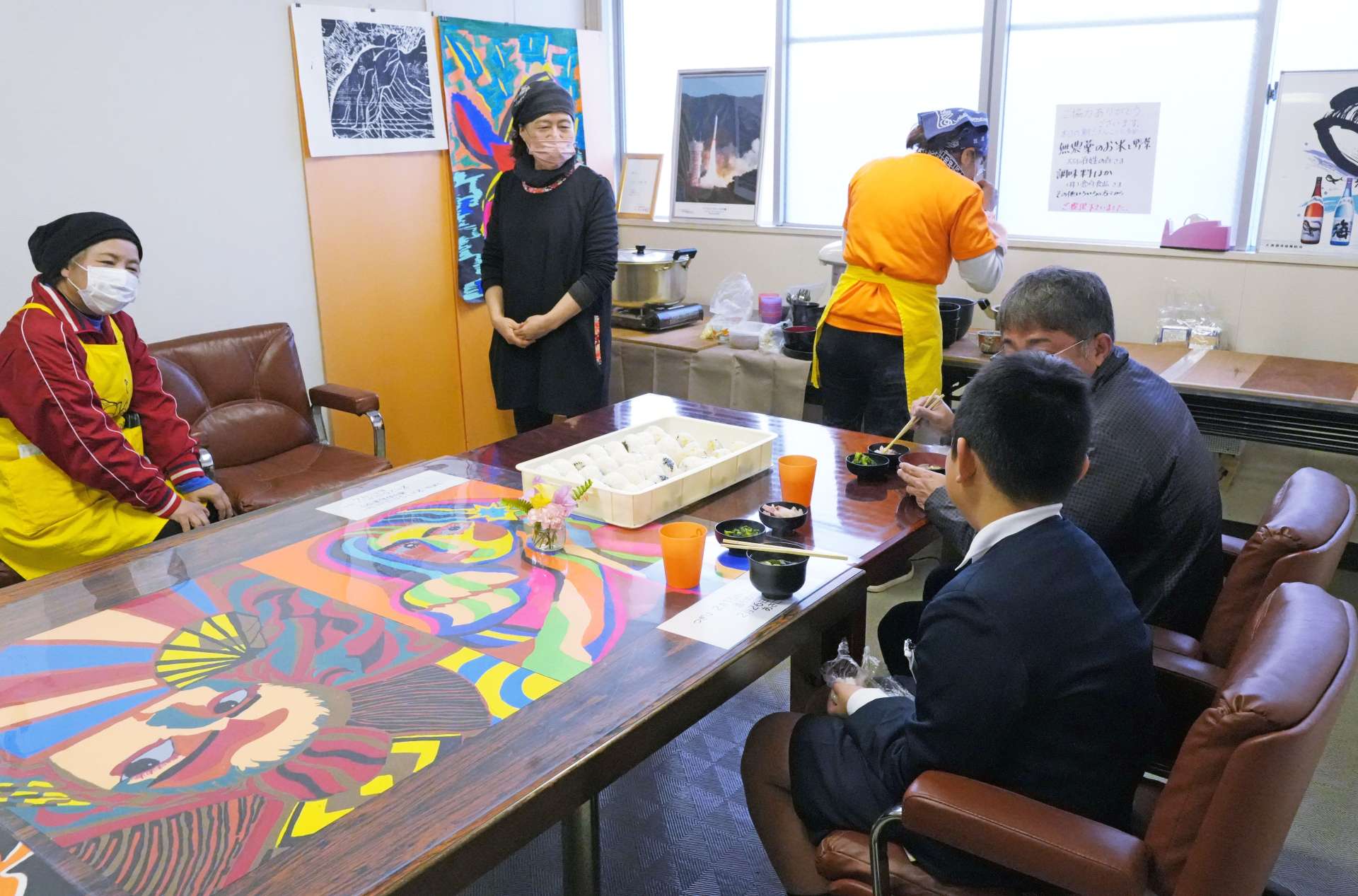 朝ごはん子ども食堂で食事を取る親子＝鹿屋市寿３丁目の大海酒販