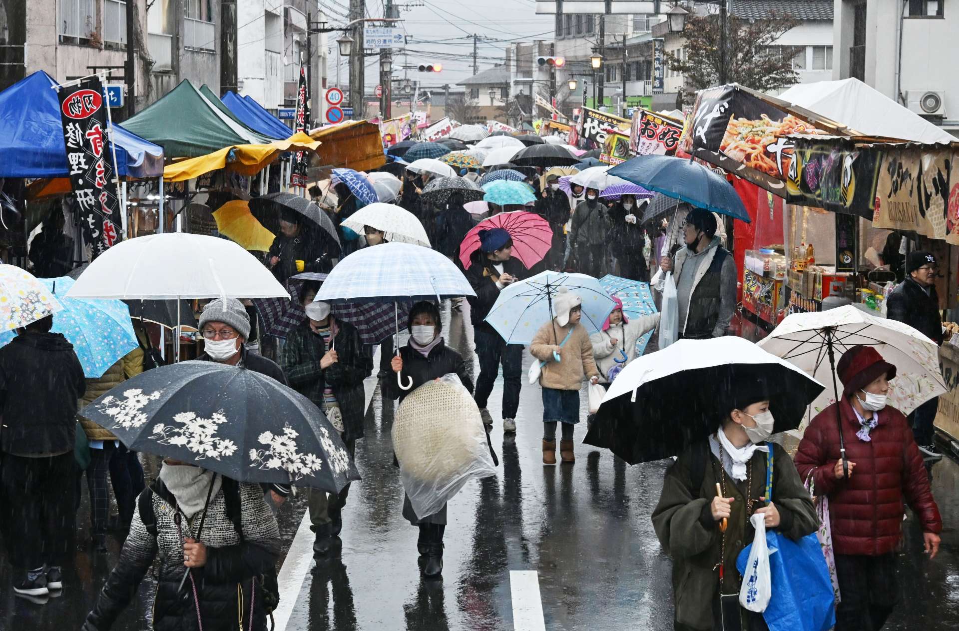 商店街に並ぶ露店を楽しむ買い物客＝１日、南九州市川辺の川辺町商店街