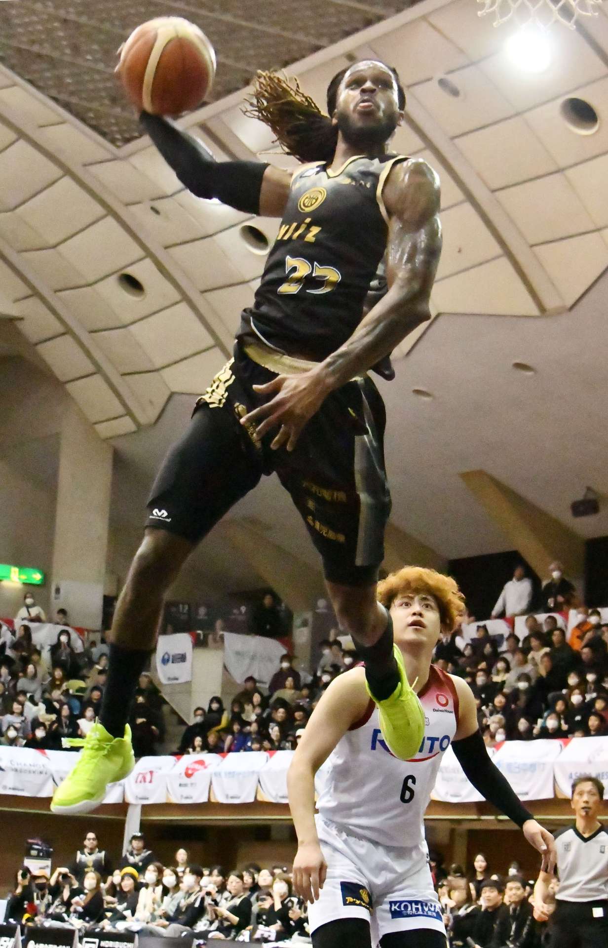 第３クオーター、豪快にダンクを決める鹿児島レブナイズのゲインズ＝県体育館