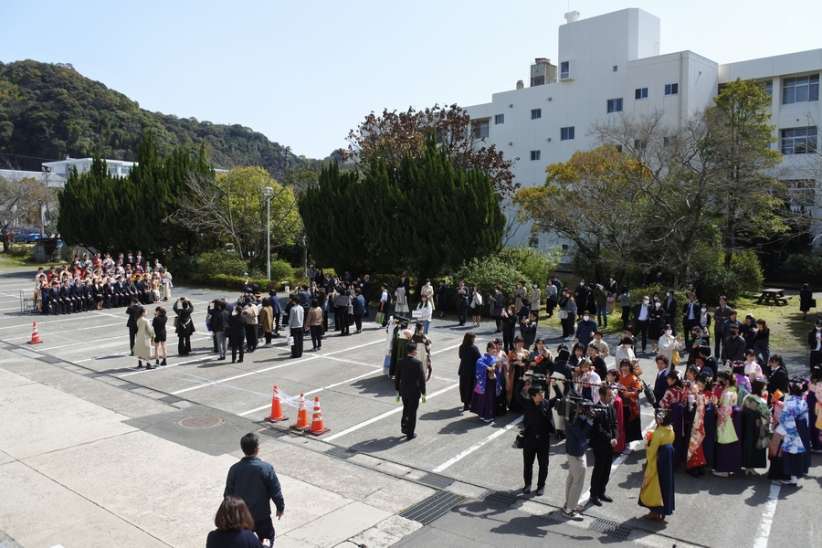 卒業式を迎えた学生たちでにぎわう鹿児島県立短期大学。開学以降、計１万６９６７人が巣立った＝２４年３月１８日、鹿児島市下伊敷１丁目