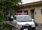 ２０２４年１１月２１日、現場付近を捜査する警察官＝伊仙町佐弁