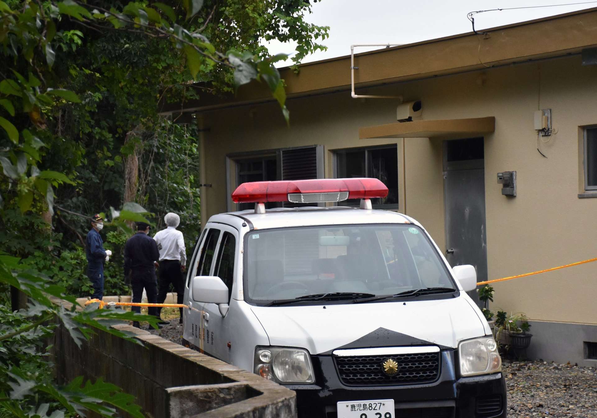 ２０２４年１１月２１日、現場付近を捜査する警察官＝伊仙町佐弁